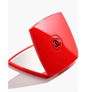 CHANEL MIROIR DOUBLE FACETTES
Limited-Edition Mirror Duo red in 147 Incendiaire